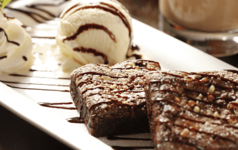 Brownie met vanille ijs - bij Brasserie Tuinzicht in Hilversum