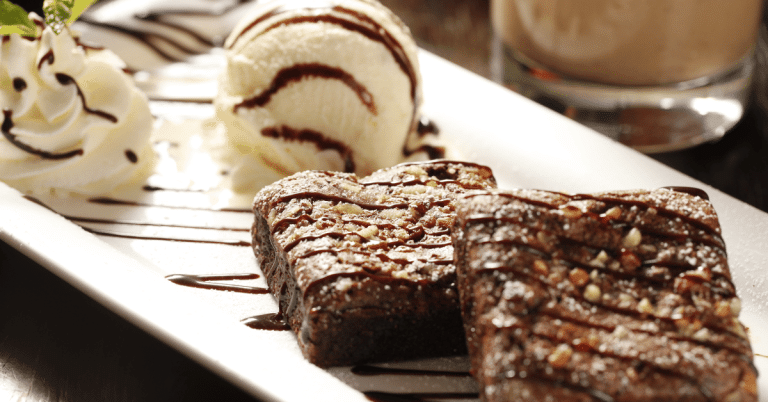 Brownie met vanille ijs - bij Brasserie Tuinzicht in Hilversum