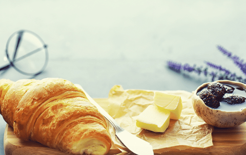 Croissant met jam en boter